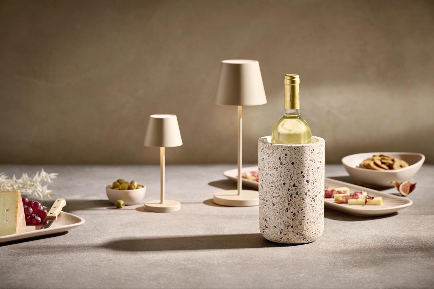 Flaschenkühler aus Beton in Terazzooptik